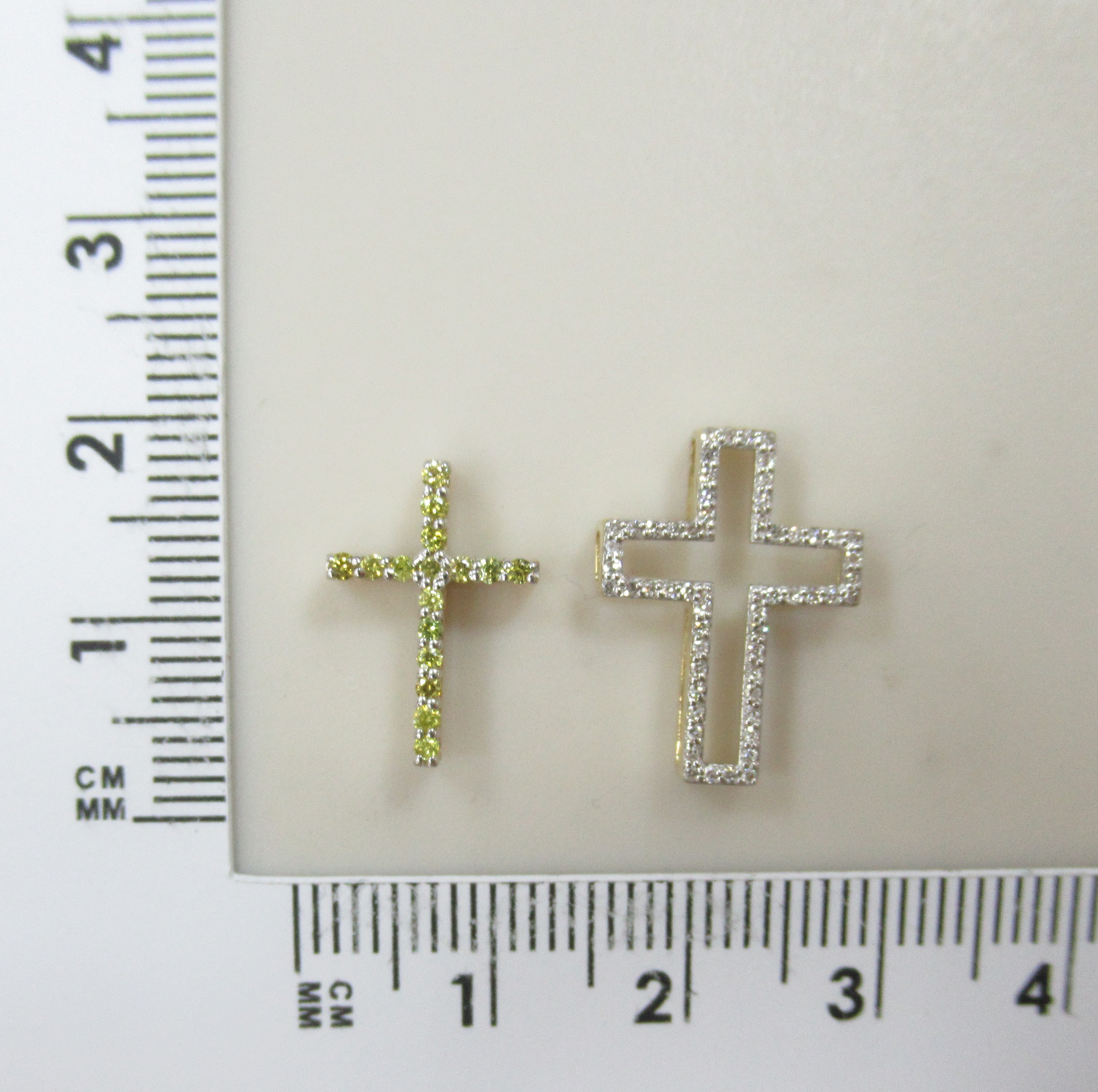 Подвеска-крест из желтого золота с желтыми бриллиантами